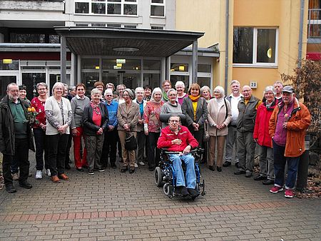 Gruppenfoto vor dem DRK Alten- und Pflegeheim Munster