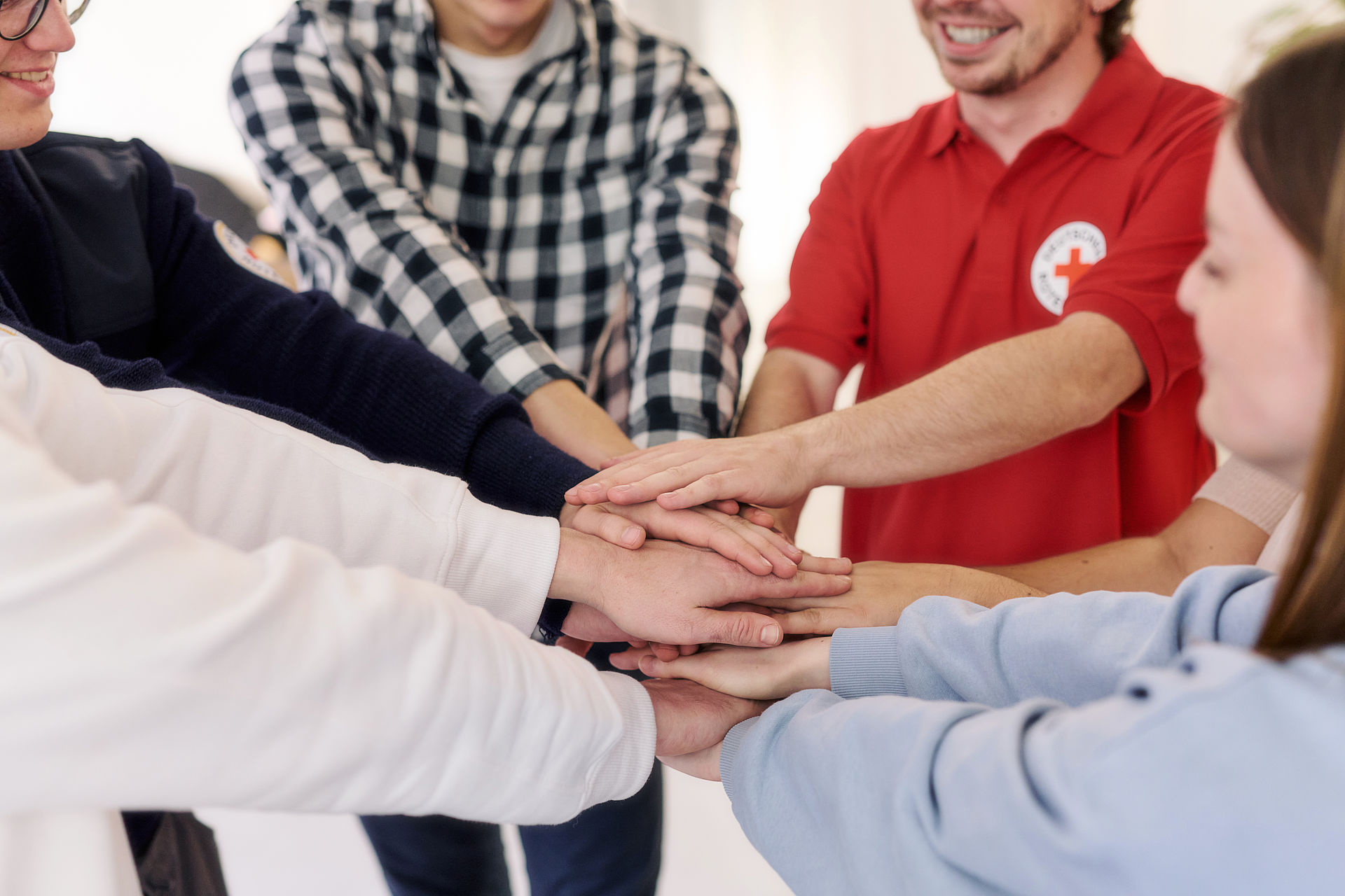 Fünf Menschen bilden ein Team durch Hand halten